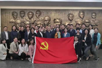 2019年10月24日，中心党总支副书记胡敏、支部书记顾凤娇参加党务学习。