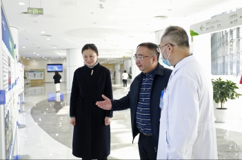 2021年12月2日，院党委常委、副院长黄晓波到省精神医学中心调研指导工作