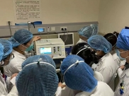紧急整合病房全力救治新冠病人，61岁科主任重拿听诊器战在一线