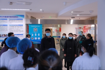 2023年1月19日，院党委常委、副院长曾俊一行到省精神医学中心慰问辛勤工作的医务人员。