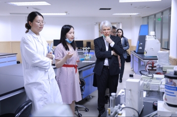 2023年7月3日，全球知名精神病学和神经病学专家Micheal Maes教授一行到省精神医学中心参观交流