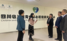 省卫生健康委关工委执行主任张祖芸一行深入省精神医学中心调研儿童青少年心理健康工作