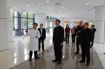 2024年10月31日，川北医学院党委书记古熙一行到四川省精神医学中心参观调研。