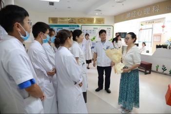 2026年8月19日，院党委常委、副院长冯梅到四川省精神医学中心开展医师节慰问。